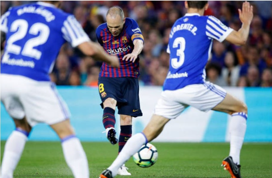 Nou Camp nghẹn ngào chia tay phù thủy Iniesta